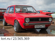 Красный Volkswagen Golf первого поколения (1973 модельный год) на фестивале ретроавтомобилей "Фортуна-2016". Кронштад. Редакционное фото, фотограф Виктор Карасев / Фотобанк Лори
