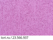 Фрагмент оштукатуренной фактурной шпатлевкой и окрашенной в яркий розовый цвет стены. Стоковое фото, фотограф Наталья Гармашева / Фотобанк Лори
