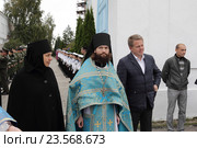 Настоятель игумен Петр (Дмитриев) и глава Коломенского района А.В. Ваулин у Богородицерождественского Бобренева мужском монастыря (2016 год). Редакционное фото, фотограф Дмитрий Неумоин / Фотобанк Лори