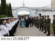 Настоятель игумен Петр (Дмитриев), митрополит Ювеналий и глава Коломенского района А.В. Ваулин у Богородицерождественского Бобренева монастыря (2016 год). Редакционное фото, фотограф Дмитрий Неумоин / Фотобанк Лори