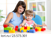 Cute little girl playing block with mother at home. Стоковое фото, фотограф Оксана Кузьмина / Фотобанк Лори