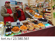 Торговое шале с сухофруктами. Ярмарка армянских товаров и товаропроизводителей. Фестиваль "Золотой гранат" на Площади Революции в Москве (2016 год). Редакционное фото, фотограф lana1501 / Фотобанк Лори