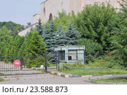Москва, улица Врубеля, 12. Охраняемая территория. Московский государственный университет пищевых производств (2016 год). Стоковое фото, фотограф Илюхина Наталья / Фотобанк Лори