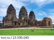 Древний храм Wat Phra Prang Sam Yot temple в Лопбури, Таиланд (2016 год). Редакционное фото, фотограф Natalia Sidorova / Фотобанк Лори
