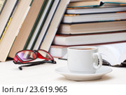 Чашка кофе и очки на фоне книг. Стоковое фото, фотограф Сергей Воронкин / Фотобанк Лори