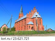 Лютеранская кирха Лазденена 1875 года, ныне православный храм святых первоверховных апостолов Петра и Павла. Краснознаменск, Калининградская область, Россия (2016 год). Стоковое фото, фотограф Михаил Рудницкий / Фотобанк Лори