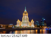 Вид на гостиницу Radisson Royal Hotel (бывшая "Украина") сентябрьской ночью. Москва, Россия (2016 год). Редакционное фото, фотограф Виктор Карасев / Фотобанк Лори