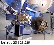 Искусственный спутник Земли "Интеркосмос-1"(слева) и спускаемый аппарат космического корабля "Союз-37". Мемориальный музей космонавтики в Москве на проспекте Мира,111 . Редакционное фото, фотограф stargal / Фотобанк Лори