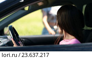 Девушка зовет свою подругу обратно в автомобиль. Стоковое видео, видеограф Швец Анастасия / Фотобанк Лори