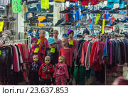Детская одежда на манекенах в магазине (2013 год). Редакционное фото, фотограф Ростислав Агеев / Фотобанк Лори