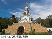 Храм Святого Праведного адмирала Федора Ушакова в посёлке Кудепсте, Сочи (2016 год). Редакционное фото, фотограф Николай Мухорин / Фотобанк Лори