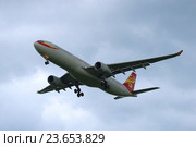 Самолет Airbus A330-343 (B-6527) Hainan Airlines летит в пасмурном облачном небе (2016 год). Редакционное фото, фотограф Виктор Карасев / Фотобанк Лори