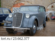 Выпущенный к германской Олимпиаде 1936 года  автомобиль "Опель-Олимпия" - участник ежегодного фестиваля ретротранспорта "Фортуна-2016" в Кронштадте. Редакционное фото, фотограф Виктор Карасев / Фотобанк Лори