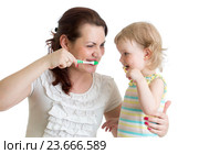 child with mom brushing teeth. Стоковое фото, фотограф Оксана Кузьмина / Фотобанк Лори
