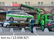Эвакуация автомобиля эвакуатором "Московского паркинга" (2016 год). Редакционное фото, фотограф Всеволод Карулин / Фотобанк Лори