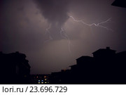 Молния на ночном небе. Стоковое фото, фотограф Велес Виктория / Фотобанк Лори
