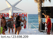 Пенная дискотека на пляже Star Beach. Крит. Греция (2016 год). Редакционное фото, фотограф Алексей Сварцов / Фотобанк Лори