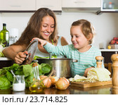 Happy family cooking soup. Стоковое фото, фотограф Яков Филимонов / Фотобанк Лори