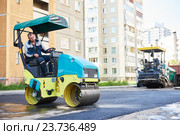 Road construction. Worker on steam vibration roller compacting asphalt. Стоковое фото, фотограф Дмитрий Калиновский / Фотобанк Лори