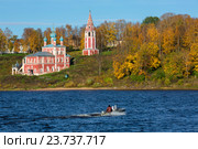 Осенний вид на православный храм Казанской иконы Божией Матери и Спаса Преображения в городе Тутаеве (бывший Романов-Борисоглебск), Ярославская область, Россия (2016 год). Редакционное фото, фотограф Николай Винокуров / Фотобанк Лори