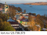 Вид сверху на церковь Воскресения Христова и исторический центр города Плеса на берегу Волги в осеннюю пору, Ивановская область, Россия (2016 год). Редакционное фото, фотограф Николай Винокуров / Фотобанк Лори