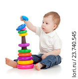 child playing with color pyramidion. Стоковое фото, фотограф Оксана Кузьмина / Фотобанк Лори