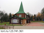 Домики Финно-угорского этнокультурного парка осенью, Село Ыб, Республика Коми (2016 год). Редакционное фото, фотограф Алексей Гусев / Фотобанк Лори