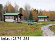 Домики для пикника в Финно-угорском этнокультурном парке, Село Ыб, Республика Коми (2016 год). Редакционное фото, фотограф Алексей Гусев / Фотобанк Лори