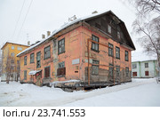 Старый аварийный дом на улице Мурманска (2016 год). Стоковое фото, фотограф Игорь Долгов / Фотобанк Лори