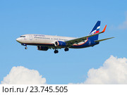Самолет Boeing 737-8LJ "М. Щепкин" (VQ-BWE) компании Аэрофлот перед посадкой в аэропорту Пулково (2016 год). Редакционное фото, фотограф Виктор Карасев / Фотобанк Лори