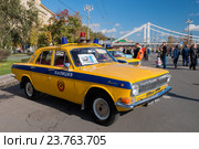 ГАЗ-24 "Волга" - милицейский автомобиль. Праздник московского троллейбуса. 83-летие троллейбусов в Москве. (2016 год). Редакционное фото, фотограф Алексей Бок / Фотобанк Лори
