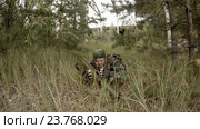 Солдат готовит RPG лежа в траве, а затем целится. Стоковое видео, видеограф Сергей Елизаров / Фотобанк Лори