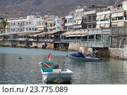 Лодки в гавани города Hersonisos. Крит. Греция (2016 год). Редакционное фото, фотограф Алексей Сварцов / Фотобанк Лори