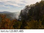 Скалы Айгира в дыму лесного пожара. Башкортостан. Стоковое фото, фотограф Акиньшин Владимир / Фотобанк Лори