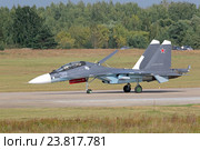 Международный авиационно-космический салон МАКС-2015. Посадка Су-30 СМ на аэродром Раменское после демонстрационного полета. Редакционное фото, фотограф Игорь Долгов / Фотобанк Лори