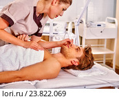 Man receiving peeling hydradermie massage. Facial electrotherapy. Стоковое фото, фотограф Gennadiy Poznyakov / Фотобанк Лори