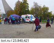 Бесплатная вакцинация от гриппа. Мобильный медицинский пункт около станции метро "ВДНХ" в Москве (2016 год). Редакционное фото, фотограф lana1501 / Фотобанк Лори