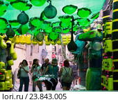 Gracia Festival Decorations in Barcelon. Theme of toxic waste (2015 год). Редакционное фото, фотограф Яков Филимонов / Фотобанк Лори