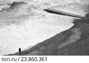 Одинокий мужчина стоит на берегу моря во время шторма. Стоковое фото, фотограф Елена Перминова / Фотобанк Лори