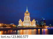 Гостиница "Рэдиссон Ройал, Москва" (Radisson Royal Hotel, Moscow) на ночной Москве-реке. Москва (2016 год). Редакционное фото, фотограф Виктор Карасев / Фотобанк Лори