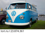Микроавтобус Volkswagen T1 Kombi 1950-х годов на фестивале  ретро техники "Фортуна-2016" в Кронштадте. Редакционное фото, фотограф Виктор Карасев / Фотобанк Лори