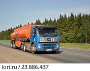 Бензовоз «Газпромнефть» на трассе (2012 год). Редакционное фото, фотограф Голованов Сергей / Фотобанк Лори