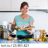 housewife frying saltwater fish. Стоковое фото, фотограф Яков Филимонов / Фотобанк Лори