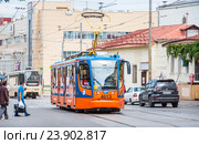Трамвай № 50 на остановке "Поликлиника" (2015 год). Редакционное фото, фотограф Алёшина Оксана / Фотобанк Лори