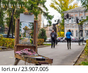 На мольберте осенний пейзаж с натуры. Редакционное фото, фотограф Леонид Ардаткин / Фотобанк Лори