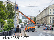 Аварийная бригада службы "Мосгорсвет" с телескопической автовышкой на Лефортовском (Дворцовом) мосту (2015 год). Редакционное фото, фотограф Алёшина Оксана / Фотобанк Лори