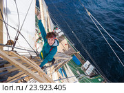 Молодая девушка поднимается по мачте. Стоковое фото, фотограф Алексей Стрелюк / Фотобанк Лори