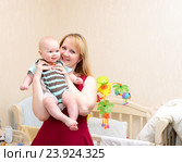 Счастливая мама держит на руках малыша. Стоковое фото, фотограф Андрей Некрасов / Фотобанк Лори