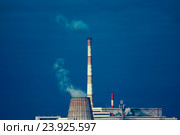 Электростанция. Градирня и трубы на фоне голубого неба. Стоковое фото, фотограф Шабанов Дмитрий / Фотобанк Лори