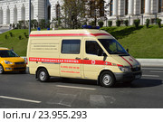 Автомобиль скорой медицинской помощи. Моховая улица. Тверской район. Москва (2016 год). Редакционное фото, фотограф lana1501 / Фотобанк Лори